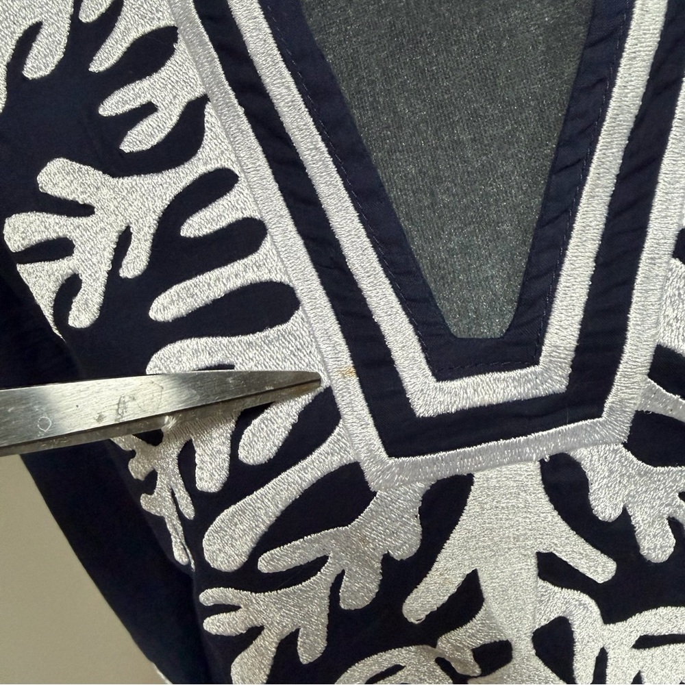 GRETCHEN SCOTT- Women's MEDIUM White Embroidered Tunic The Reef Navy Cover-Up - Picture 2 of 8